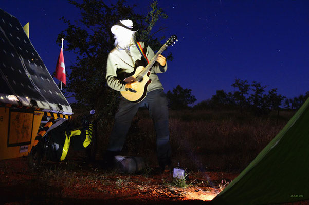 Australien.Gitarre spielen beim Camp.