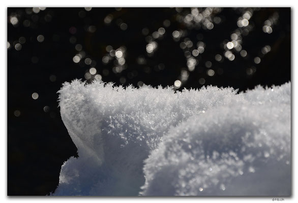 CH1072.Schnee am Bach.Lenk