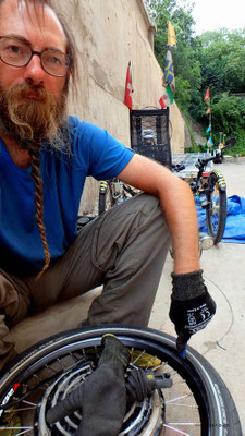 CN.Peking.Solatrike Reparatur.Pneu montieren