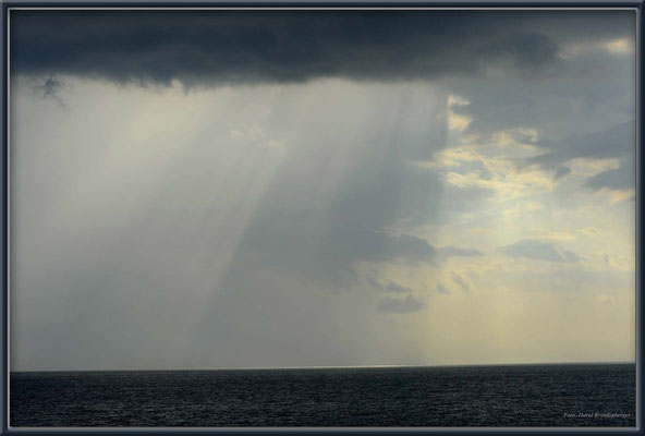 JM078.Regen über dem Meer