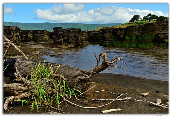 VT0057.Tanna.River crossing