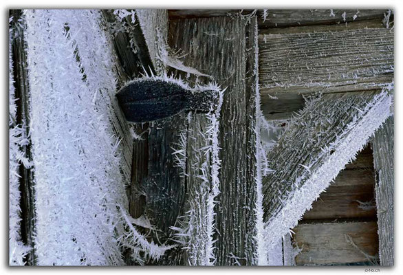 GW0662.Ice crystals on a barn