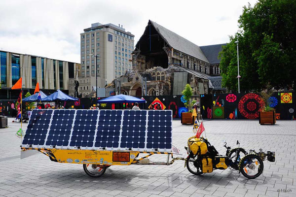 NZ: Solatrike in Christchurch vor der Kathedrale.