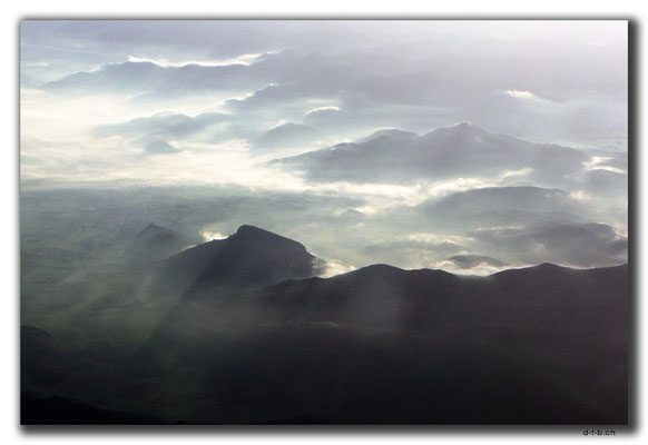 TR0296.Berge im Nebel