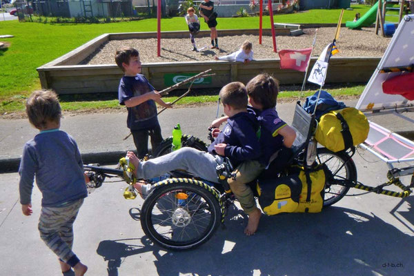 NZ: Solatrike wird in Awanui von Kindern belagert