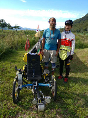 KR: Near Busan I met the blind biker Yongtack (Photo: Wife of Yongtack)