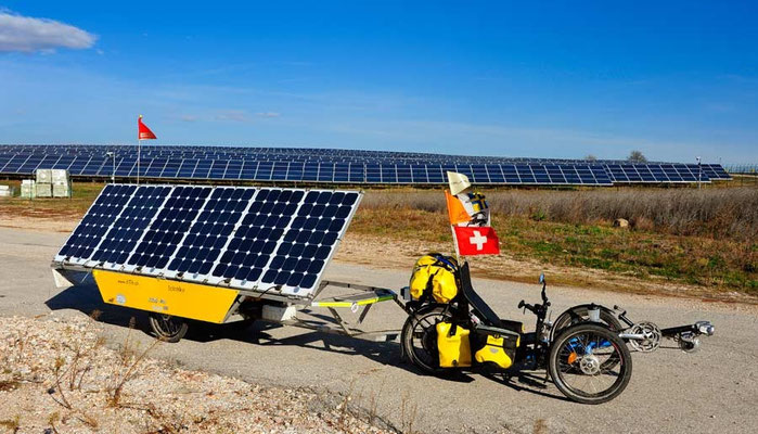 BG. Solatrike II vor Solaranlage