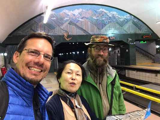 KZ: Almaty Metro mit Tobias und Gulmi (Foto: Tobias)