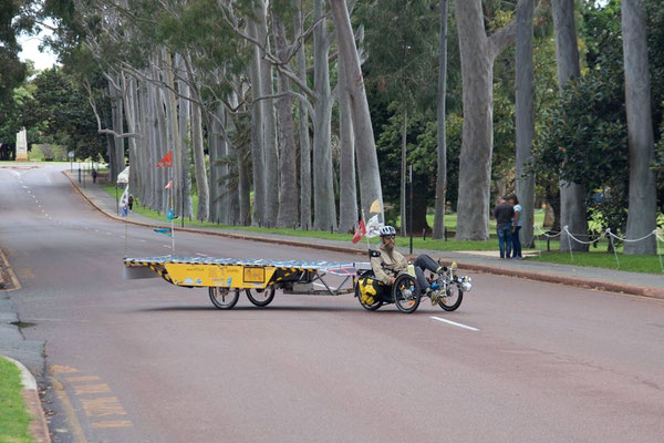 AU: Perth. Kings Park crossing the road (Photo: Tom Hogarth)