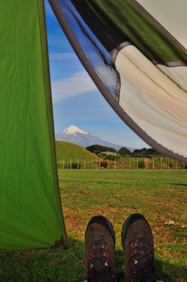 NZ: Aussicht aus dem Zelt zum Mt.Taranaki
