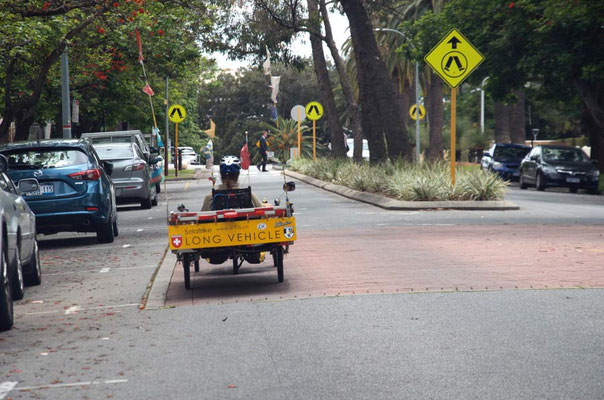AU: Perth. Pedestrian Crossing (Photo: Tom Hogarth)