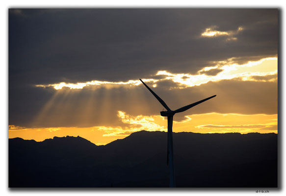 CN0037.Windpark am Abend