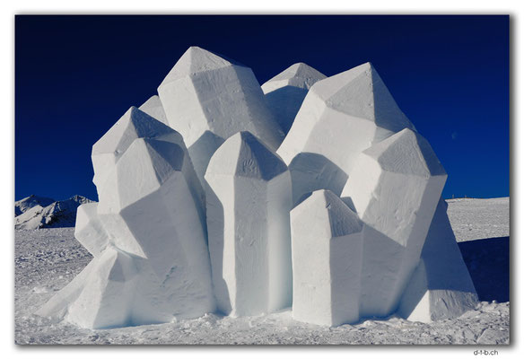 GW0212.Schneeskulptur Bergkristalle