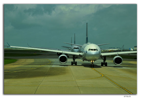 HK01778.Airplanes in line