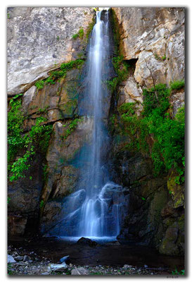 TR0987.Wasserfall an der Küste