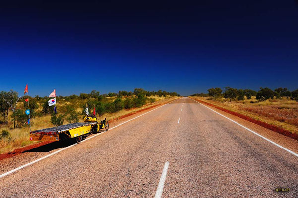 AU: Solatrike auf langen geraden Strassen in Australien