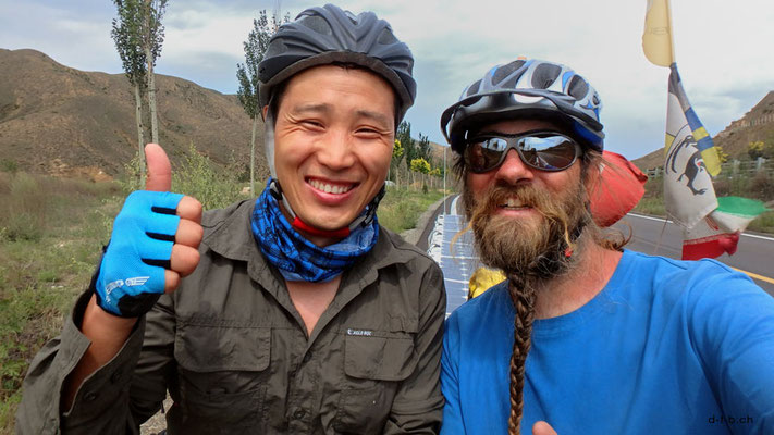 CN.Solatrikefahrer David und chinesischer Radfahrer