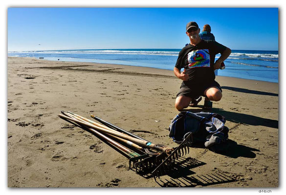 NZ1065.Chch.New Brighton Beach.Sand artist Wayne