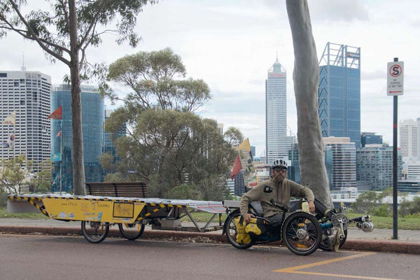 AU: Perth. Kings Park above the City (Photo: Tom Hogarth)