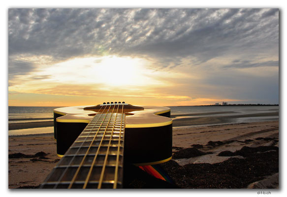 AU0983.Ceduna.Shelly Beach.Gitarre