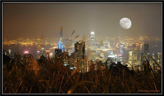 C2750 Hong Kong Victoria Peak by night