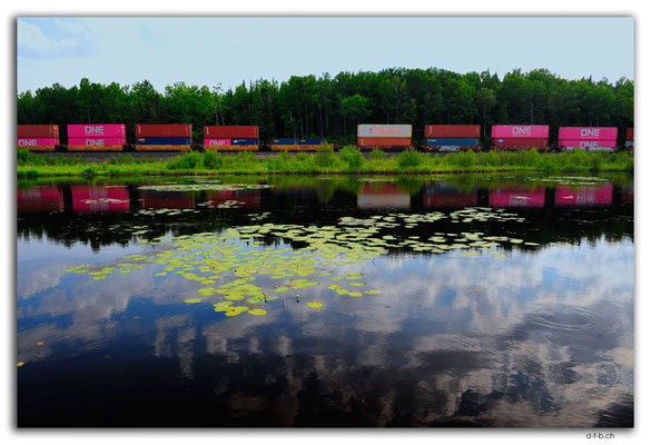 CA1092.Wabigoon Lake and train