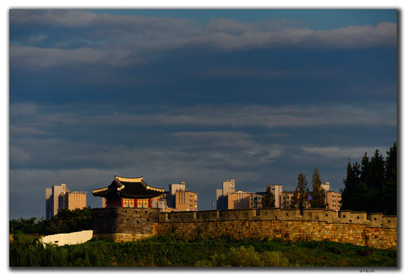 KR0100.Suwon.Stadtmauer