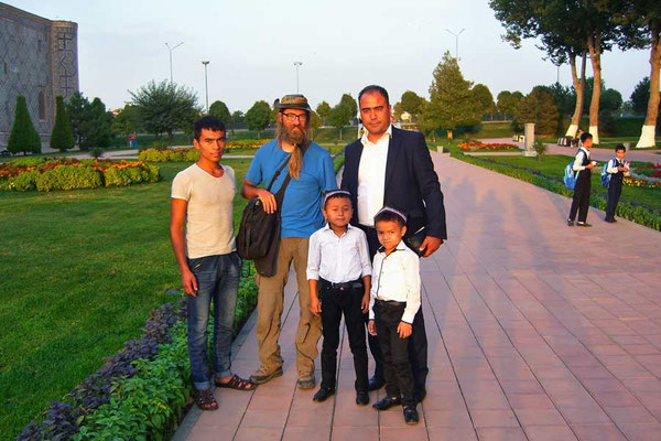 UZ: Samarkand, David mit Usbekischer Familie