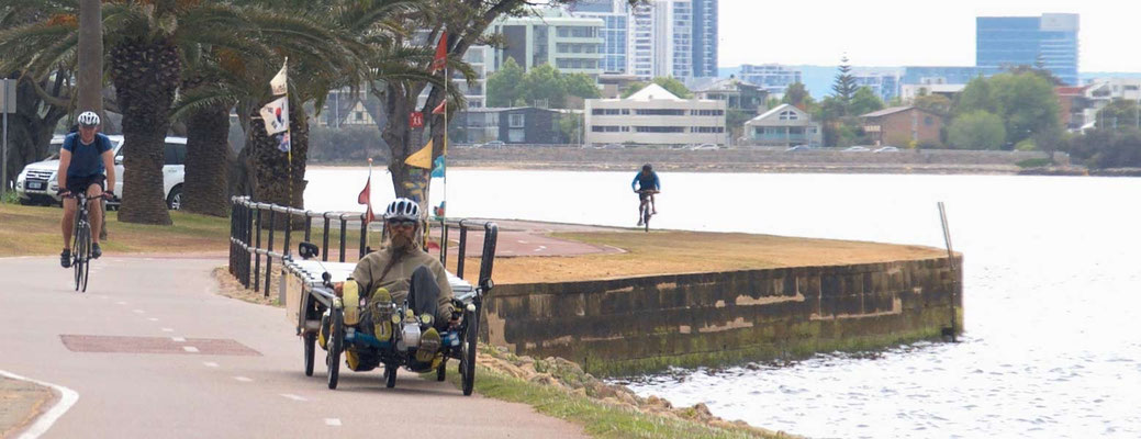 AU: Perth. On the bike path (Photo: Tom Hogarth)