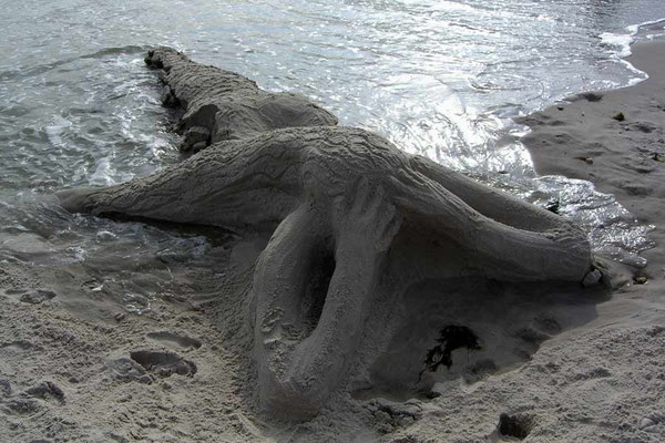 Sandskulptur "Nixe" die Flut holt sie zurück