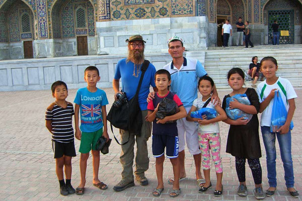 UZ: Samarkand, David mit Usbekischer Familie