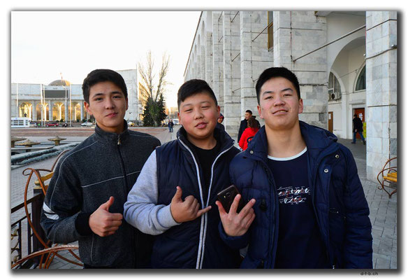 KG0063.Bishkek.Junge Kirgisen