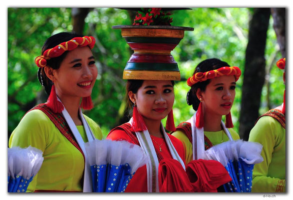 VN0243.My Son.Folkloredarbietung
