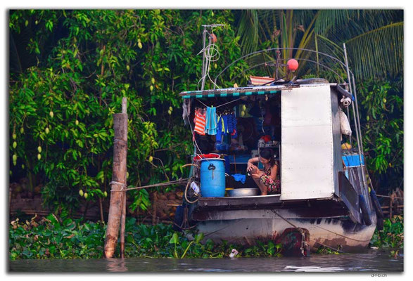 VN0362.Wohnschiff am Mekong