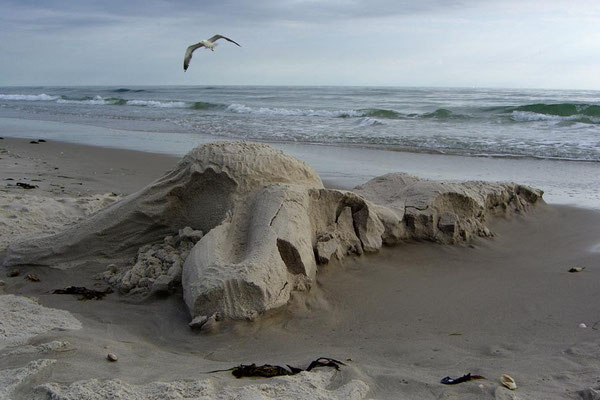 Sandskulptur "Nixe" die Flut holt sie zurück