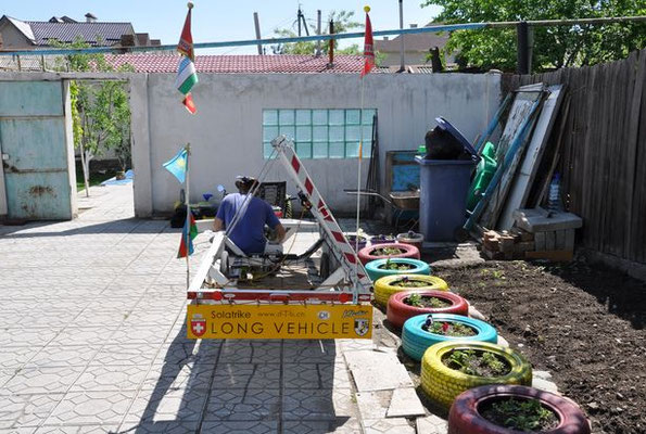 KG: Bishkek, Solatrike reparieren (Foto: Tobias)