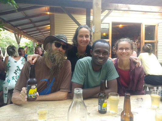 NZ: Mussel Inn, David mit Familie von Ismene & Hugh (Photo: Hugh)