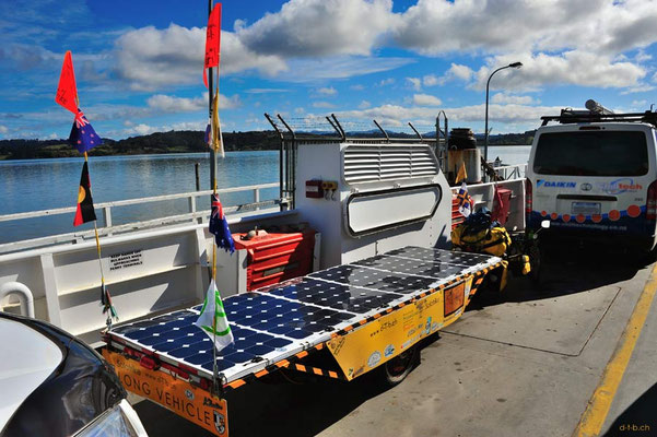 NZ: Solatrike auf der Fähre Rawene - Hokianga