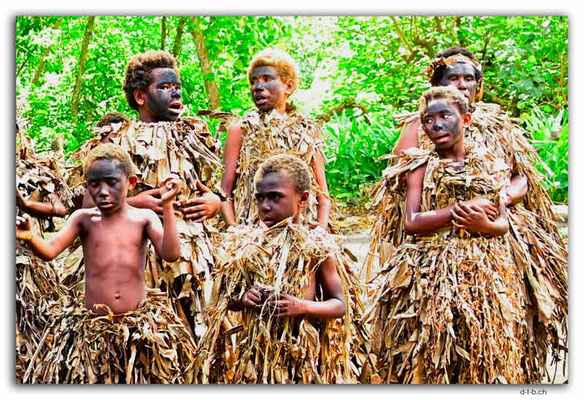 VT0103.Tanna.Cannibal tour.Singing performers