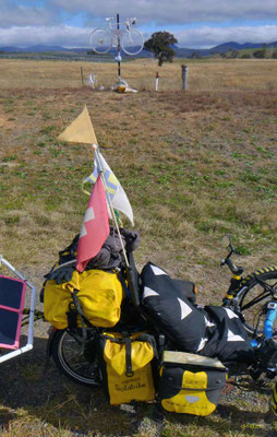 AU: Solatrike und Denkmal für Mark Hill vor Canberra
