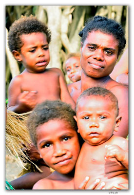 VT0098.Tanna.Iatapu.Posing performers