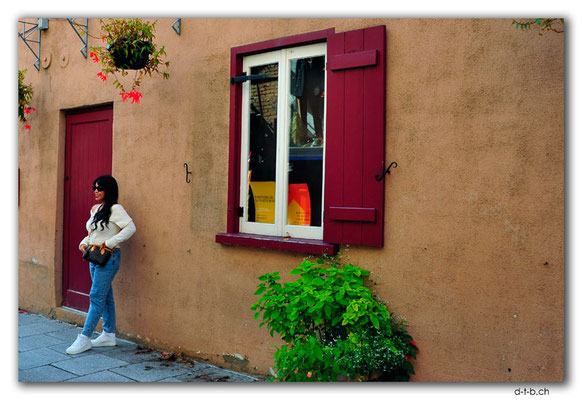 CA0978.Québec.Old Town.Rue du Petit-Champlain.Goblin Red Door