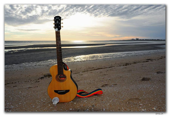 AU0982.Ceduna.Shelly Beach.Gitarre