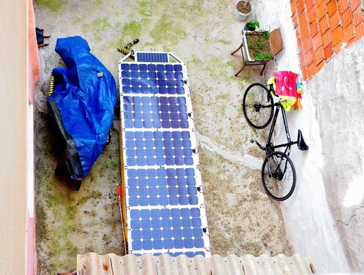 TR: Solatrike in Izmir, Trike im Innenhof (fragt mich nicht, wie wir das da rein gebracht haben!)