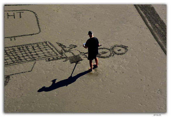 NZ1058.Chch.New Brighton Beach.Sand artist Wayne