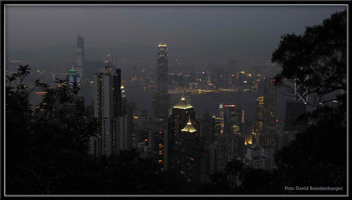 C2730 Hong Kong Victoria Peak by night