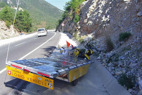 TR: Solatrike in Gökova, Im Strassengraben (hineingerollt nach dem Parken)