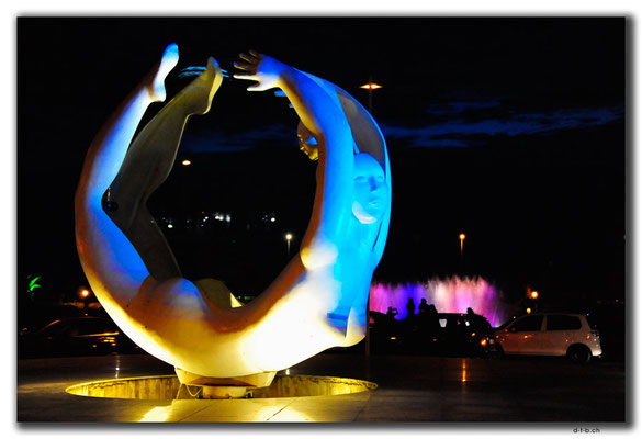GE010.Batumi.drehende Skulptur