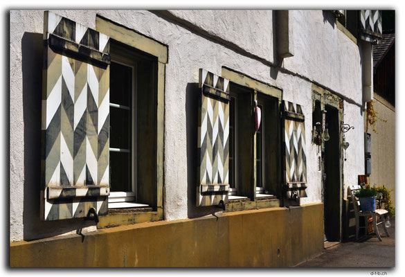 CH1092.Ennenda.Bemusterte Fensterläden