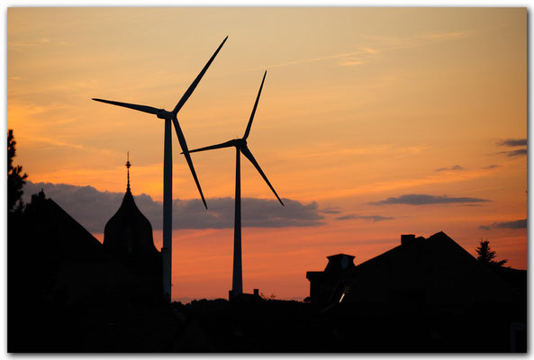 PHK106 Windkraftwerke am Abend